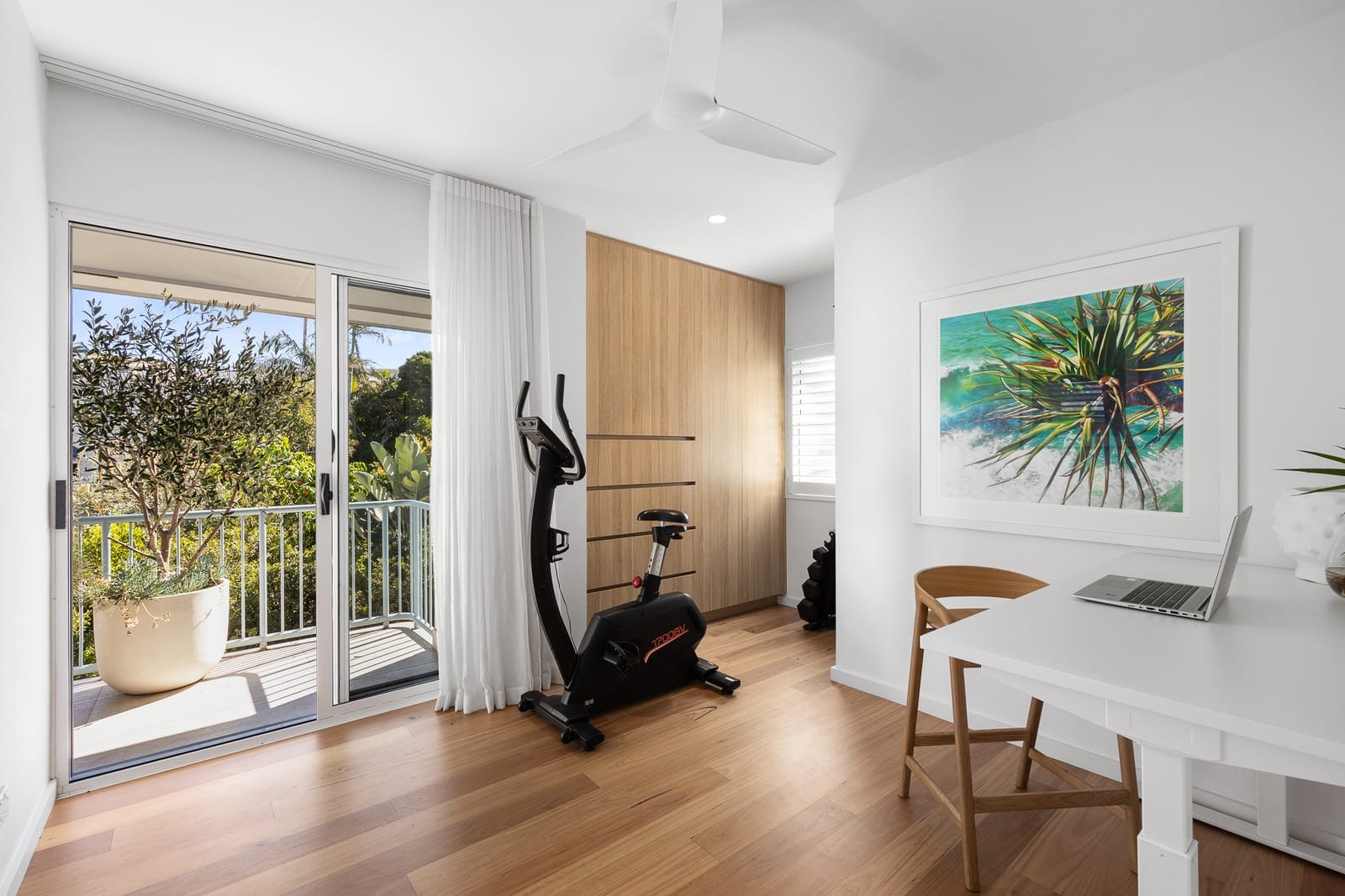 Top Floor Oceanview Apartment Metres From The Beach