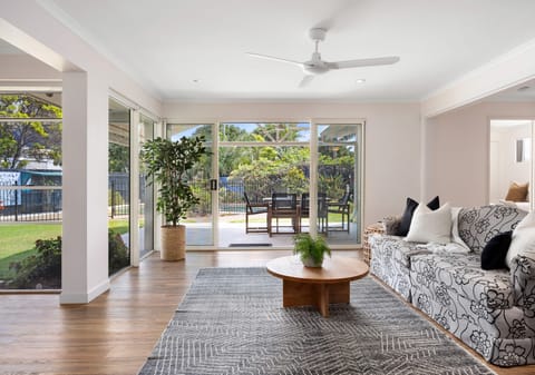 Immaculate Home in Quiet Cul-de-sac, Metres from the Beach