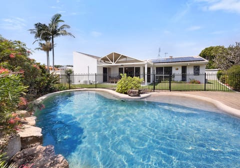 Immaculate Home in Quiet Cul-de-sac, Metres from the Beach
