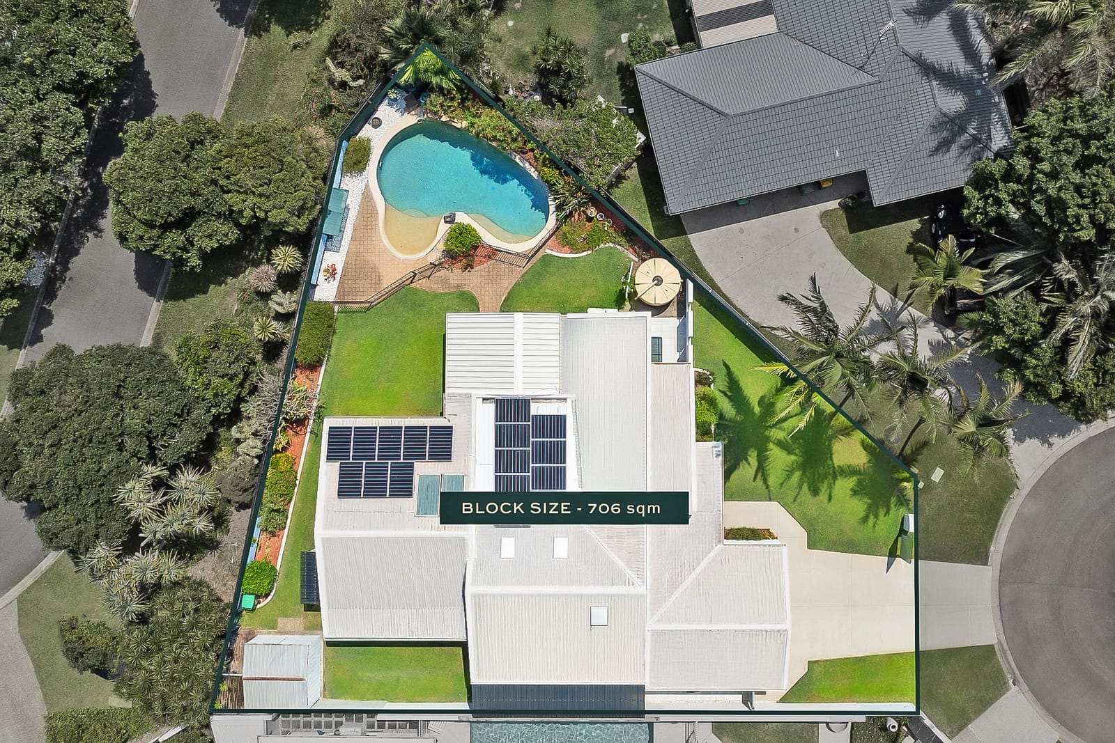 Immaculate Home in Quiet Cul-de-sac, Metres from the Beach