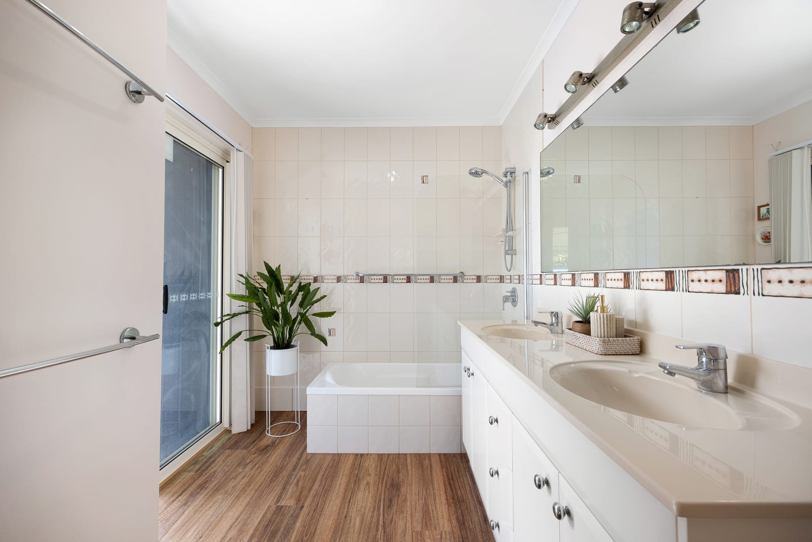 Immaculate Home in Quiet Cul-de-sac, Metres from the Beach
