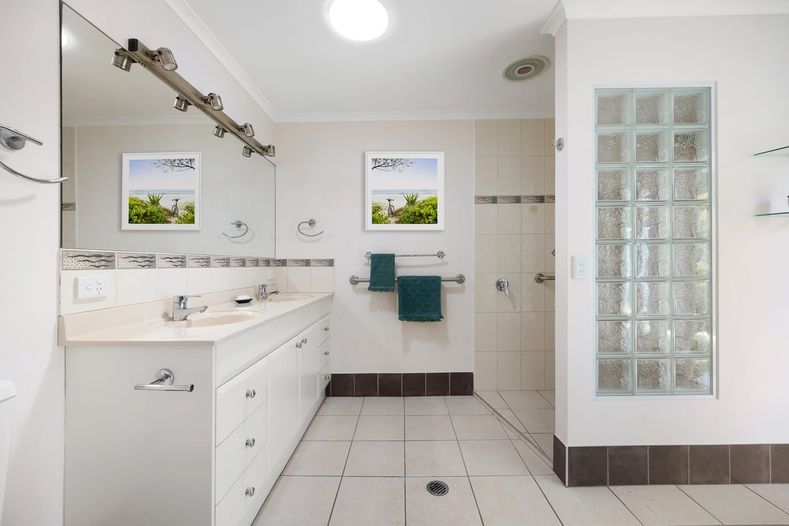 Immaculate Home in Quiet Cul-de-sac, Metres from the Beach