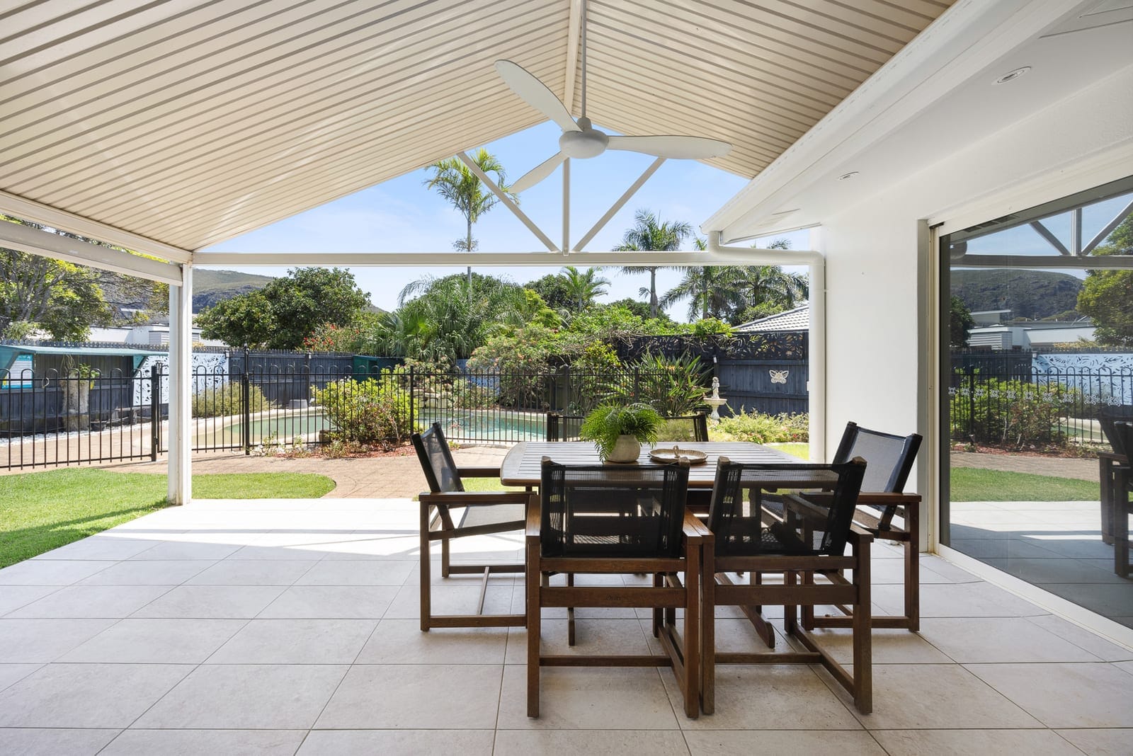 Immaculate Home in Quiet Cul-de-sac, Metres from the Beach