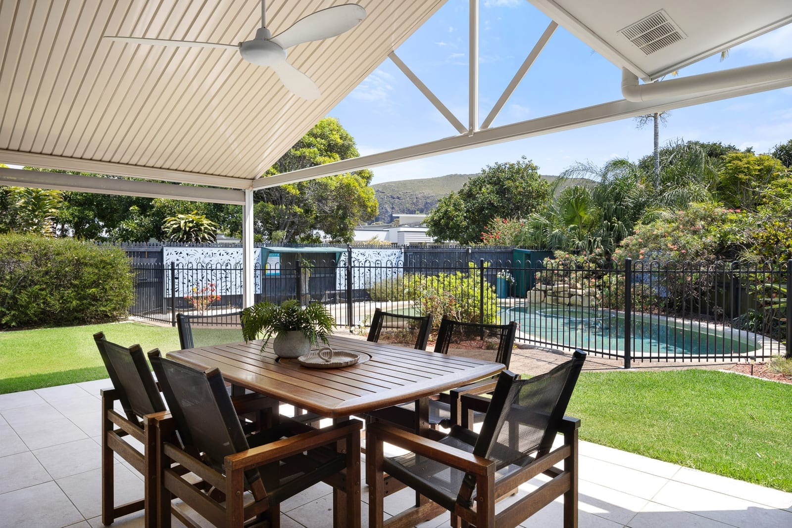 Immaculate Home in Quiet Cul-de-sac, Metres from the Beach