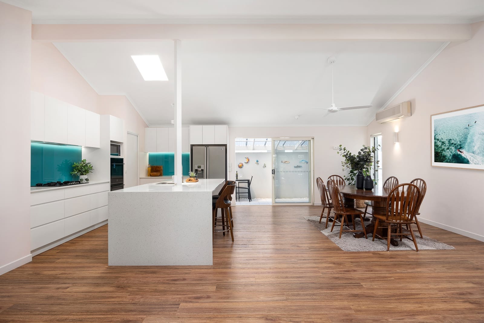 Immaculate Home in Quiet Cul-de-sac, Metres from the Beach