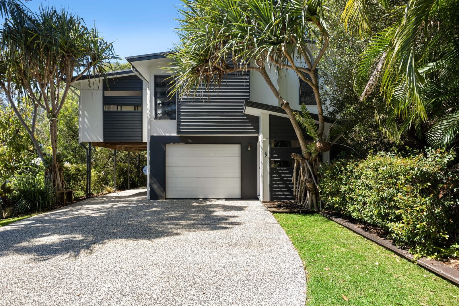 Charming Bushland Oasis: Spacious Family Home Minutes from the Beach