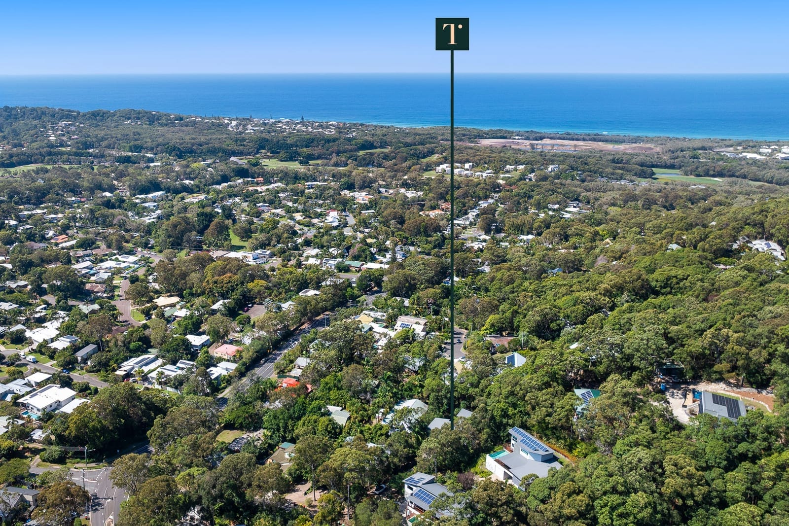 Charming Bushland Oasis: Spacious Family Home Minutes from the Beach