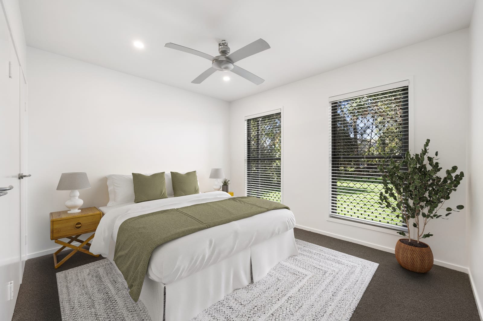 Charming Bushland Oasis: Spacious Family Home Minutes from the Beach