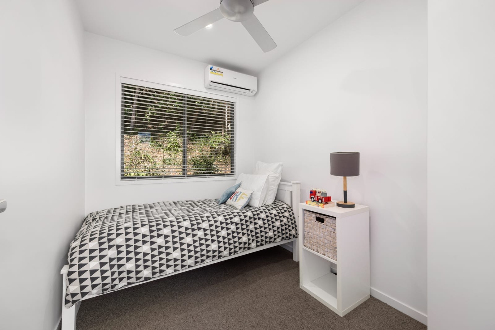 Charming Bushland Oasis: Spacious Family Home Minutes from the Beach
