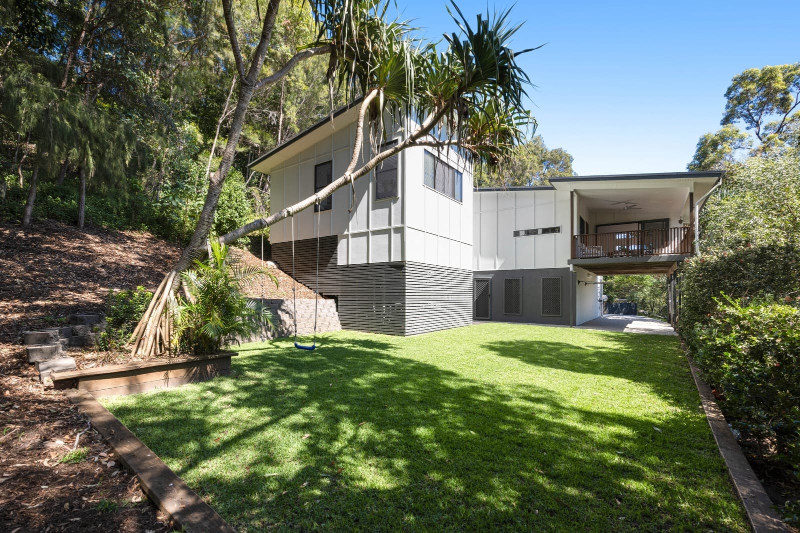 Charming Bushland Oasis: Spacious Family Home Minutes from the Beach