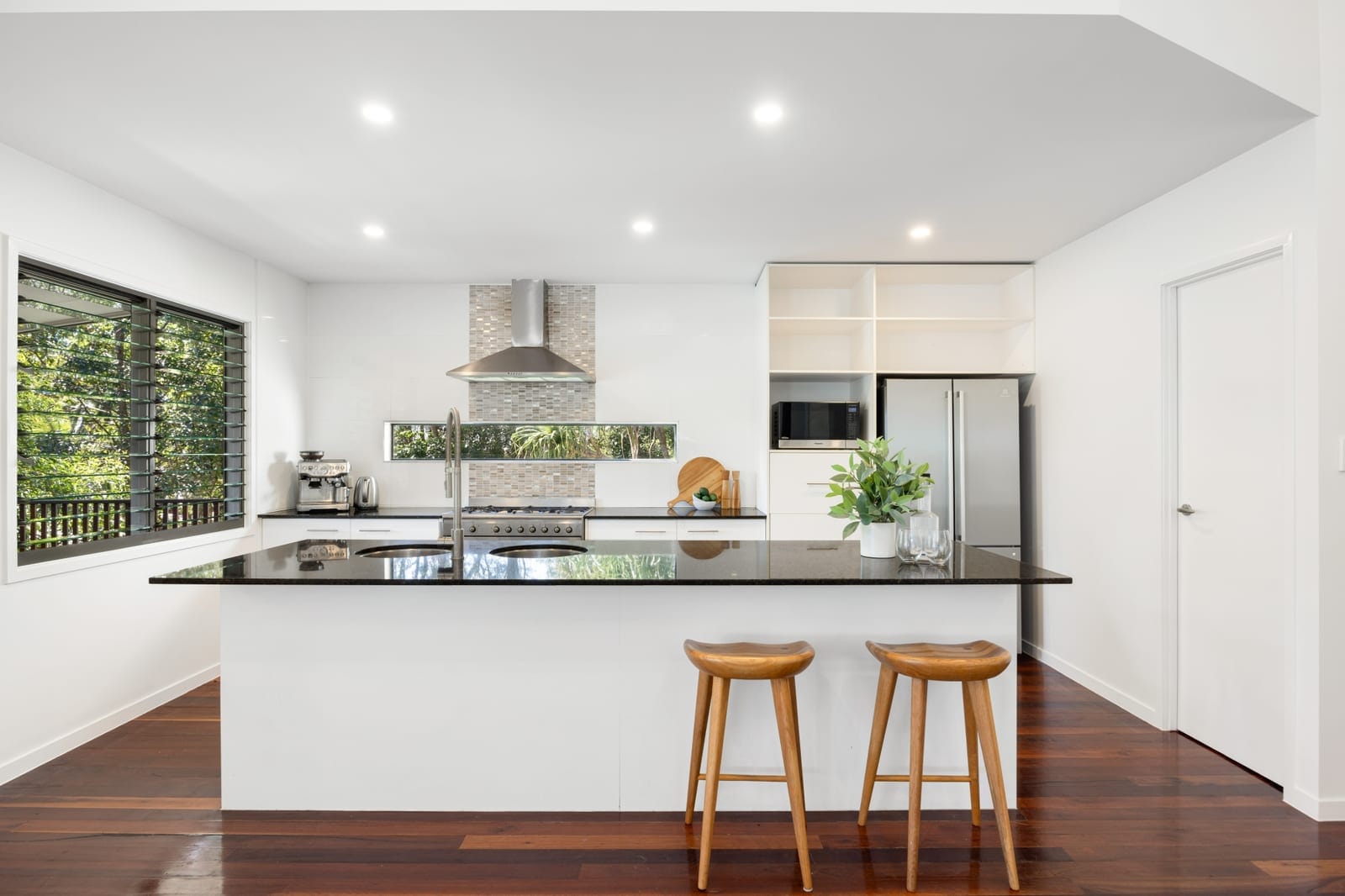 Charming Bushland Oasis: Spacious Family Home Minutes from the Beach