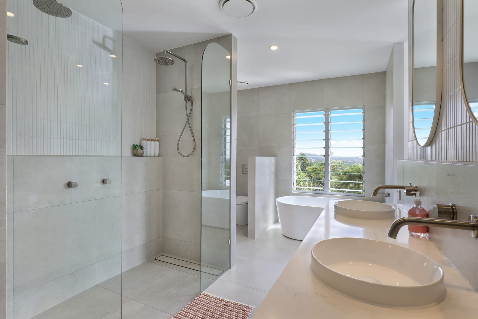 Effortless Acreage Living – North Facing with Views!