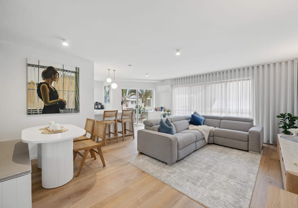 Ultra chic beachside living – 100m to Beach