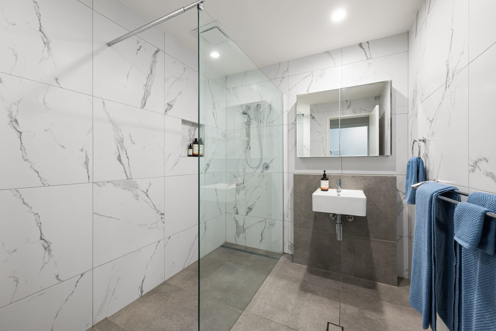 Architecturally Designed Home With Detached 2 Bedroom Dwelling