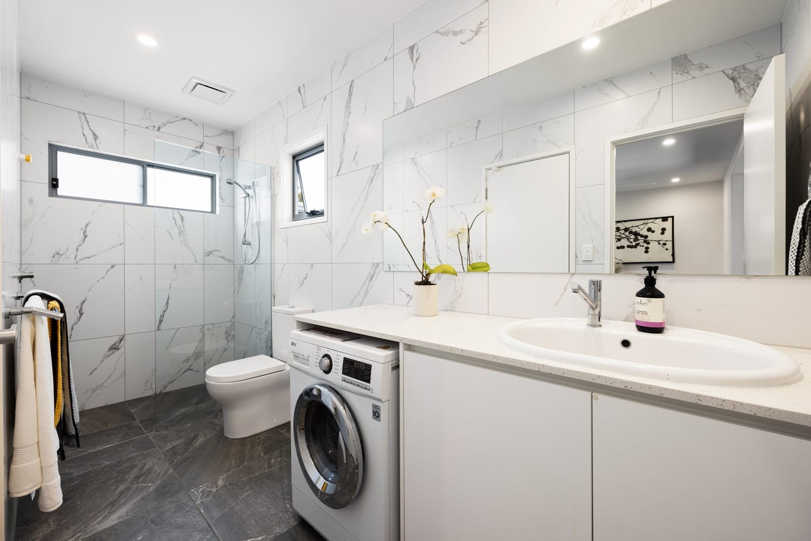 Architecturally Designed Home With Detached 2 Bedroom Dwelling