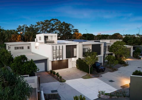 Architecturally Designed Home With Detached 2 Bedroom Dwelling