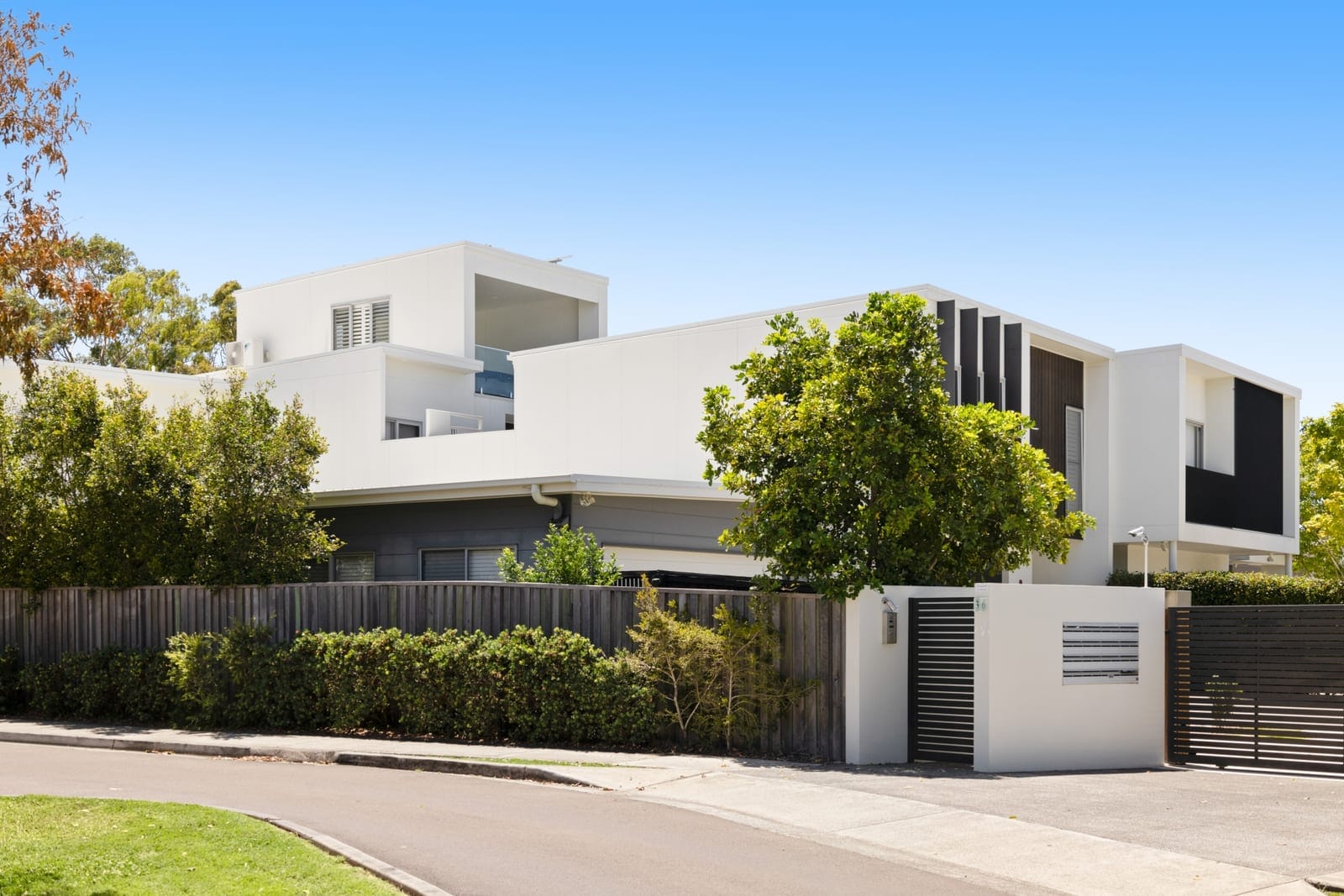 Architecturally Designed Home With Detached 2 Bedroom Dwelling