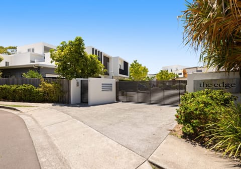Architecturally Designed Home With Detached 2 Bedroom Dwelling