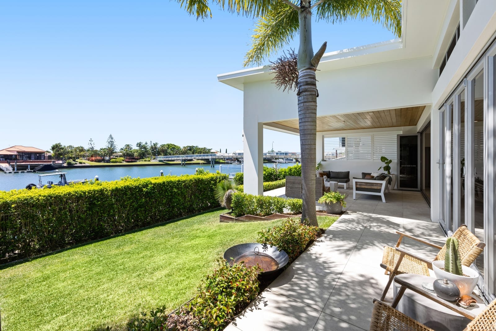 North-East Facing Waterfront Entertainer