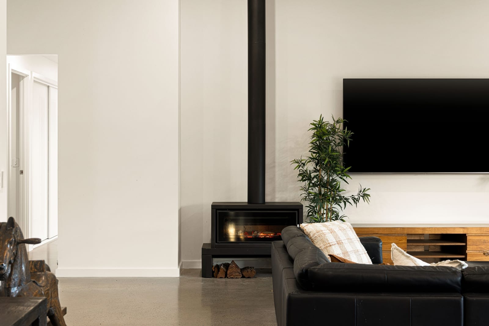 Embrace the Ultimate Acreage Lifestyle: Dual Living