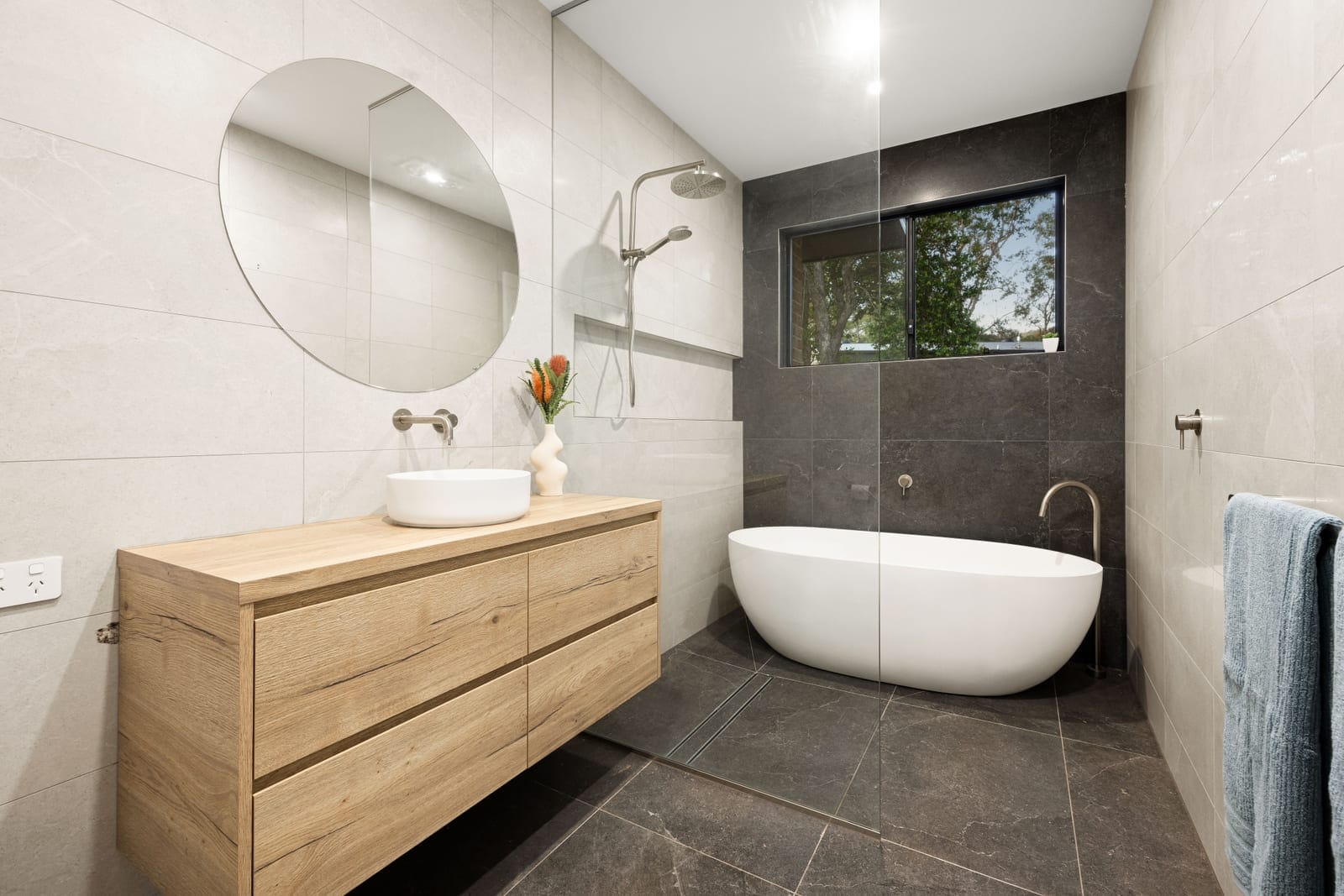 Embrace the Ultimate Acreage Lifestyle: Dual Living