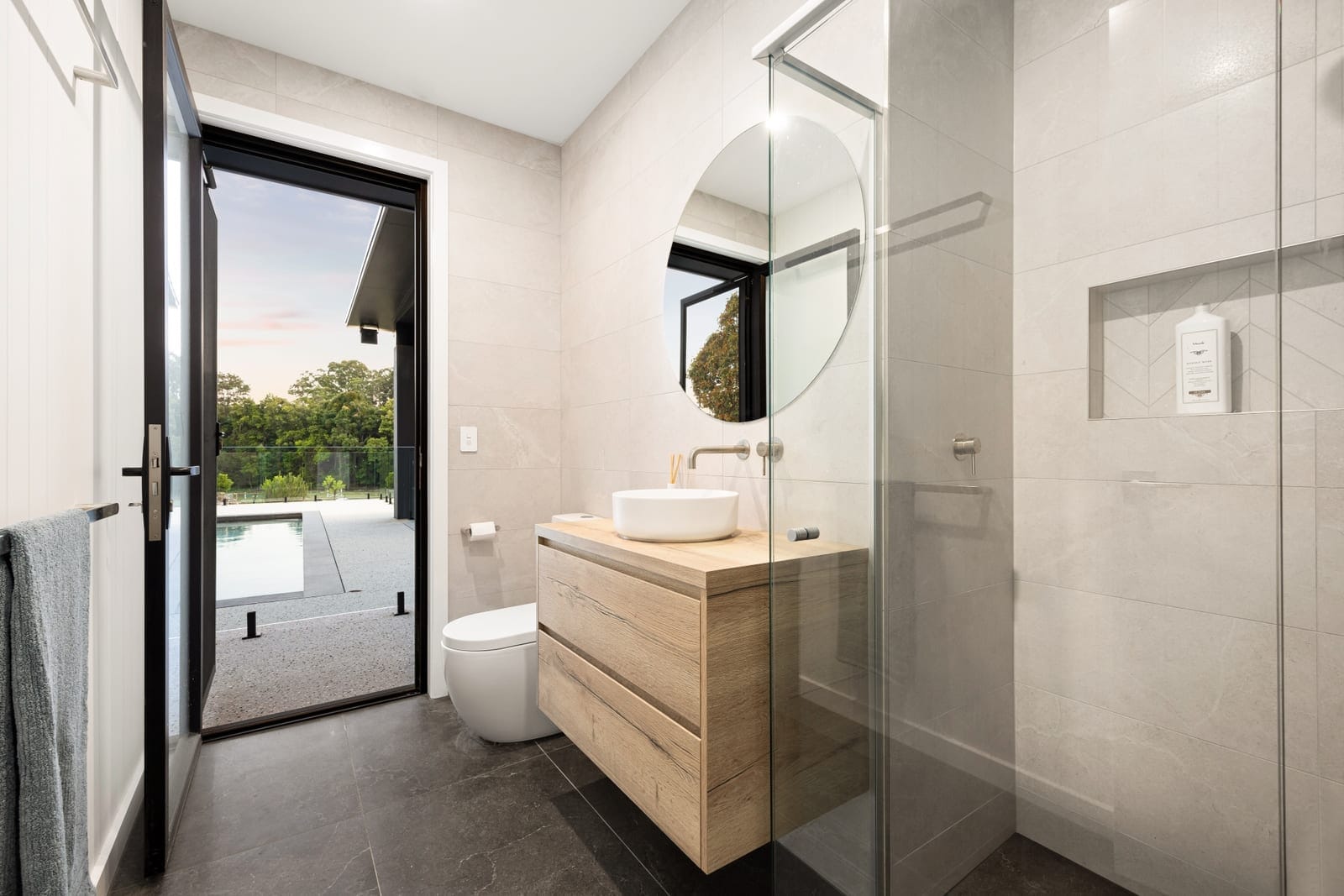 Embrace the Ultimate Acreage Lifestyle: Dual Living