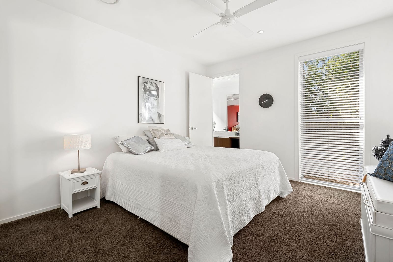 Experience Luxury Living in Pelican Waters
