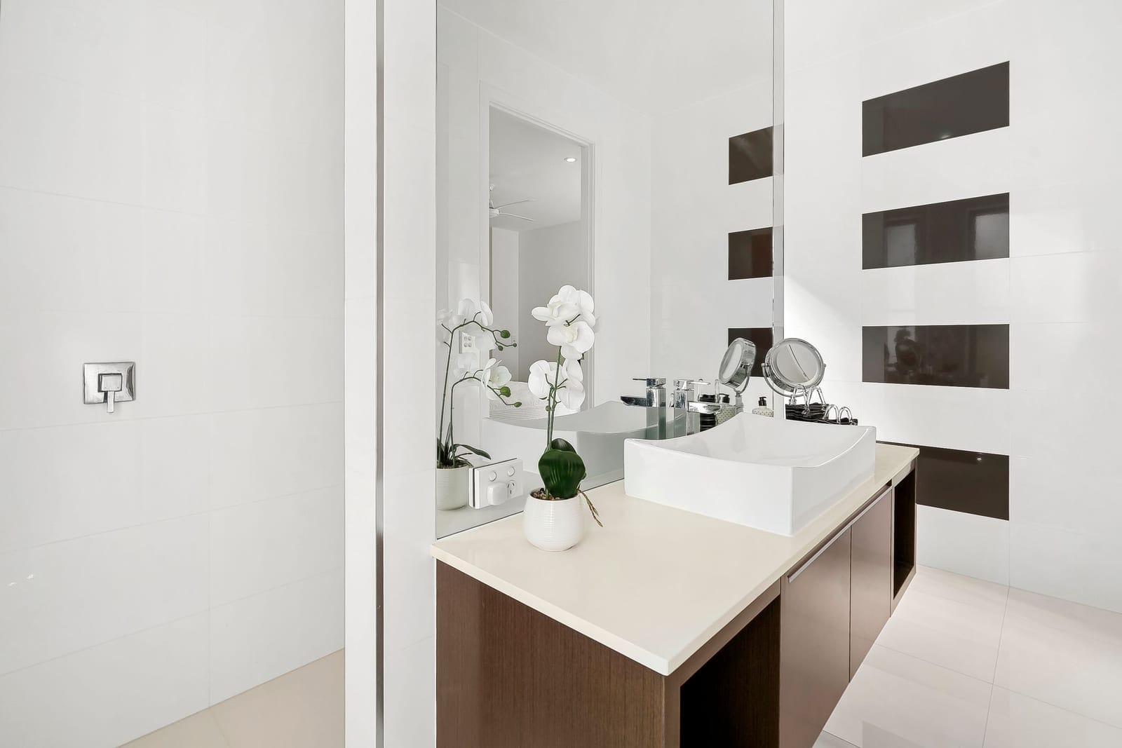 Experience Luxury Living in Pelican Waters