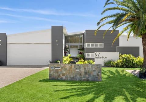 Experience Luxury Living in Pelican Waters