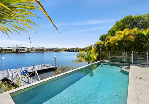 Experience Luxury Living in Pelican Waters