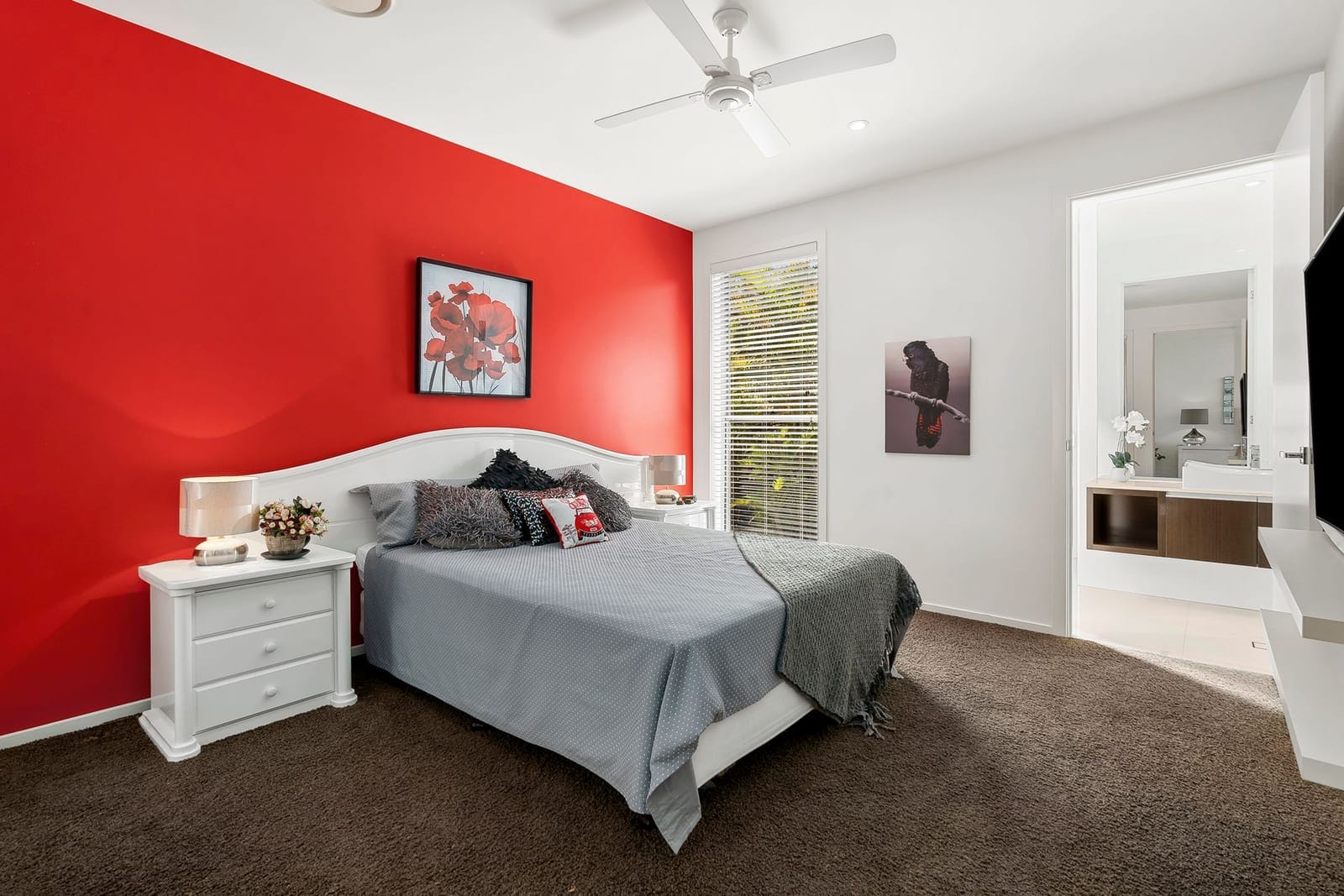 Experience Luxury Living in Pelican Waters