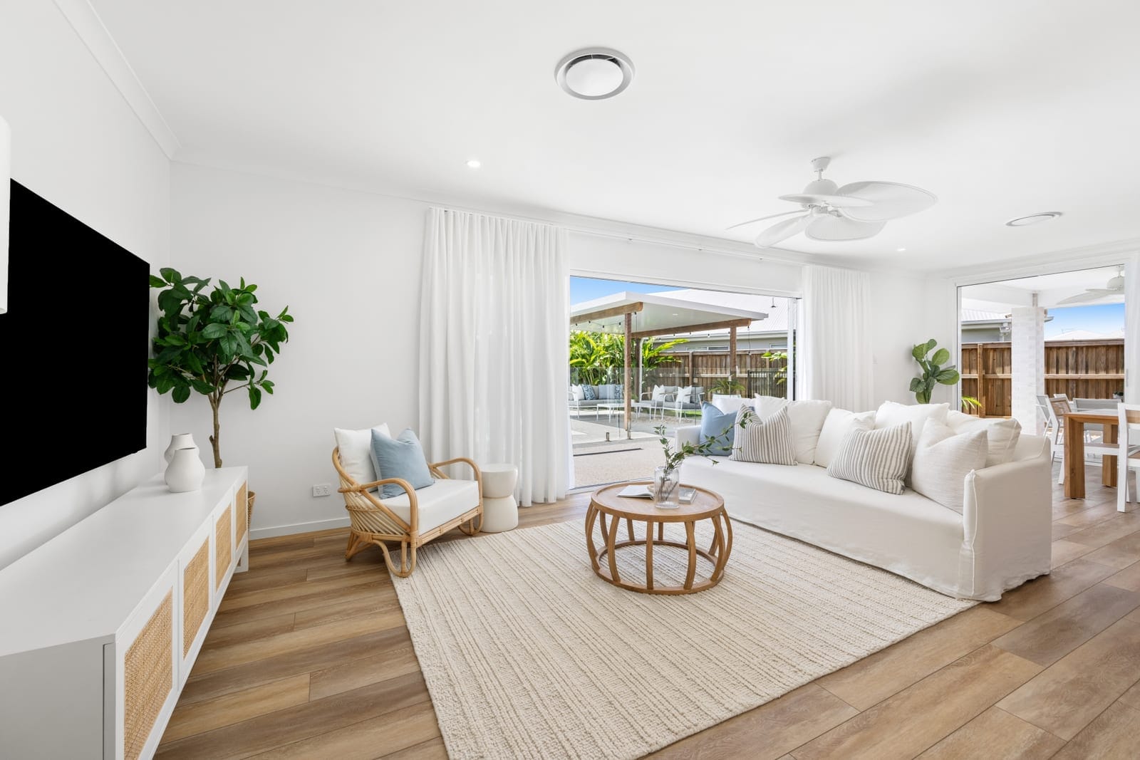 Perfectly Presented Family Home, Huge Block, Side Access