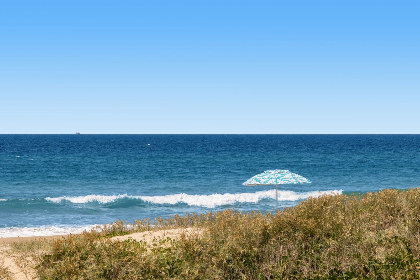 Vacant 700m2: Absolute Beachfront
