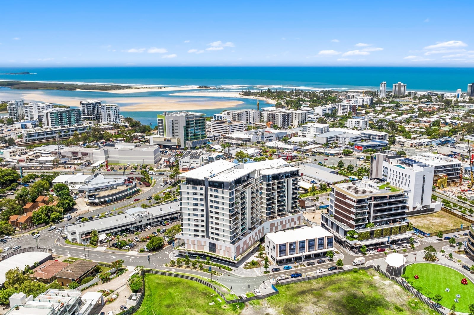 Light-Filled CBD Apartment: Ocean Views