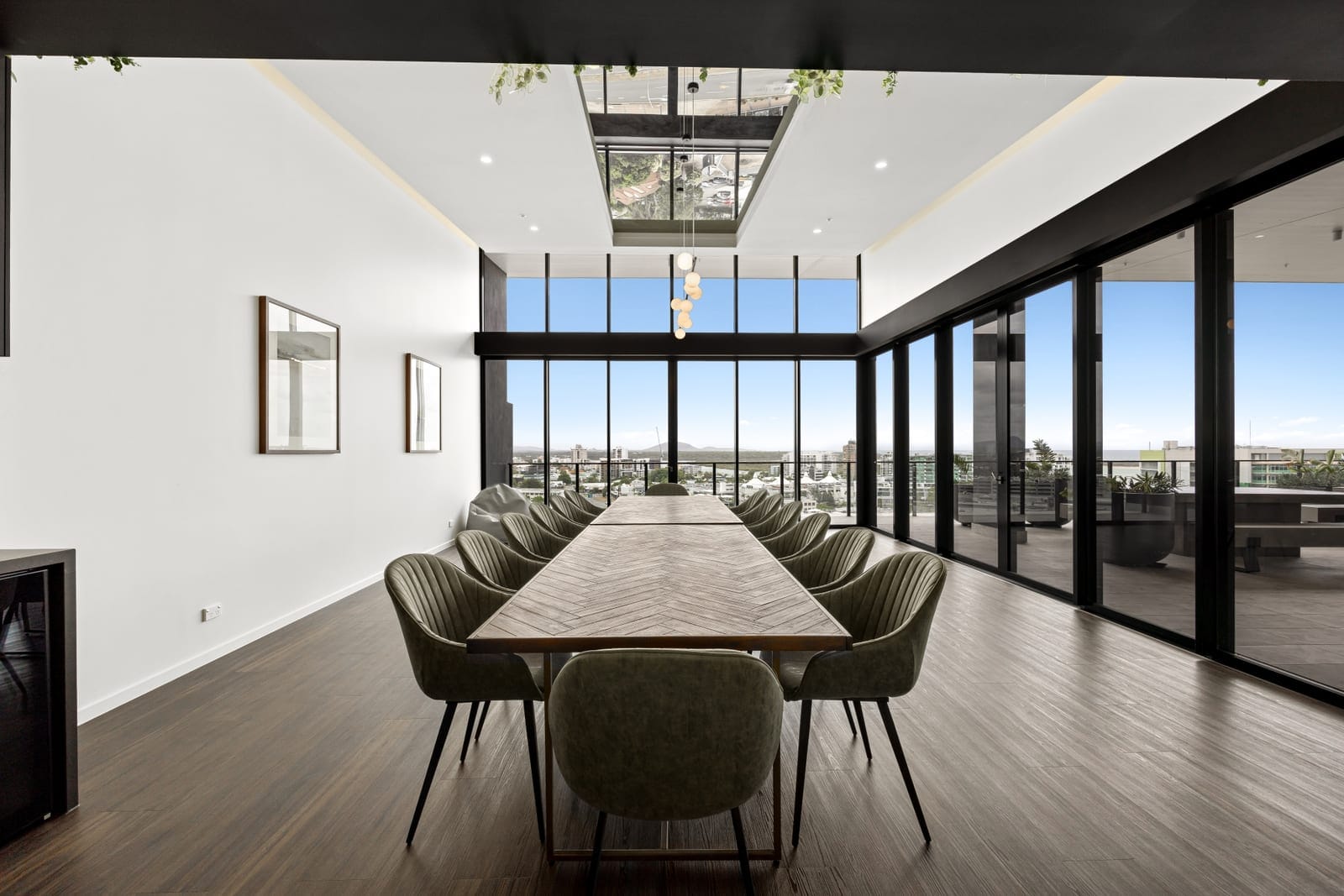 Light-Filled CBD Apartment: Ocean Views