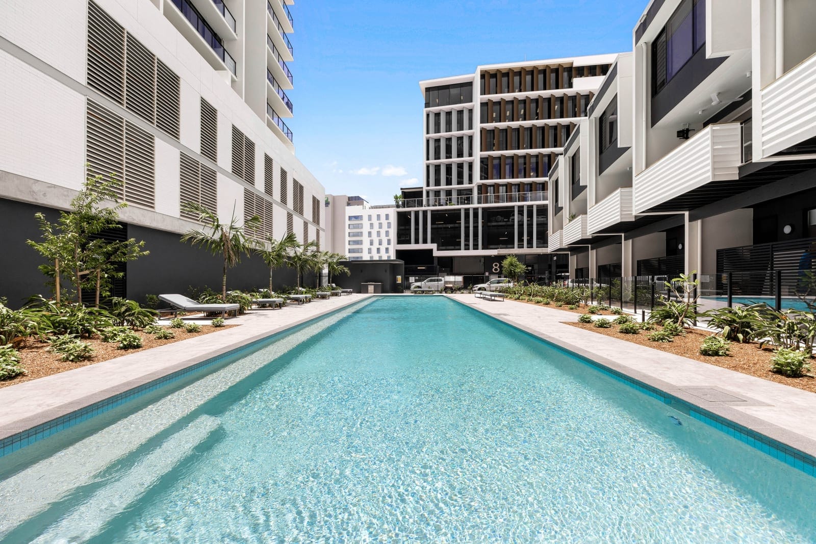 Light-Filled CBD Apartment: Ocean Views