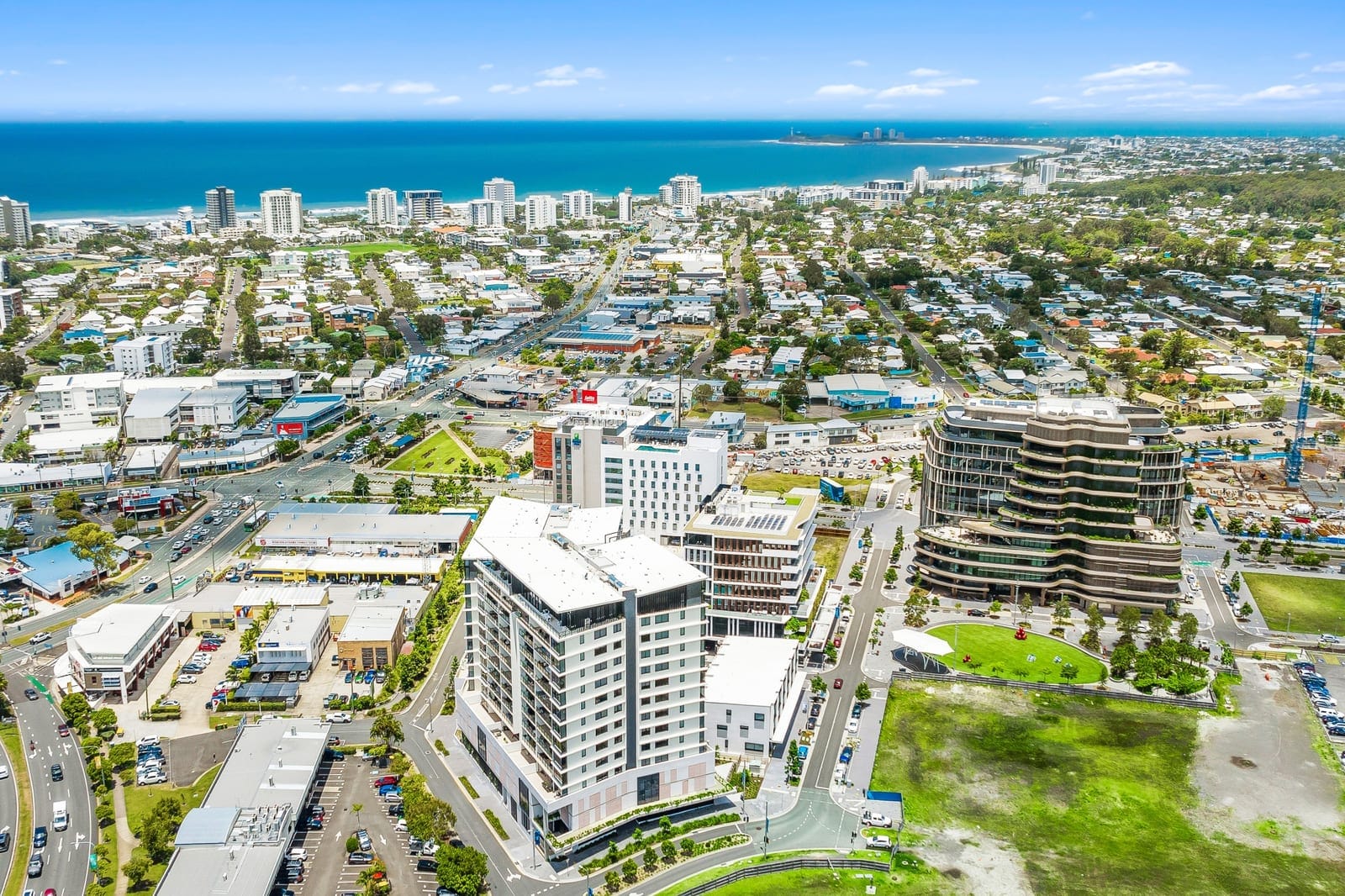 Light-Filled CBD Apartment: Ocean Views