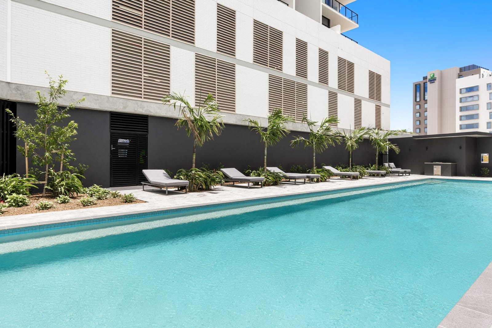 Light-Filled CBD Apartment: Ocean Views