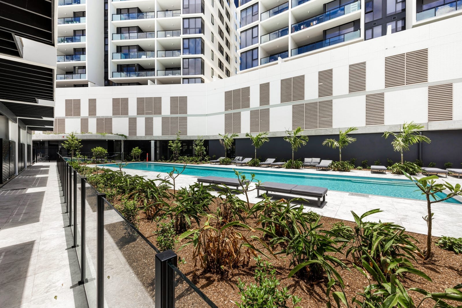 Light-Filled CBD Apartment: Ocean Views