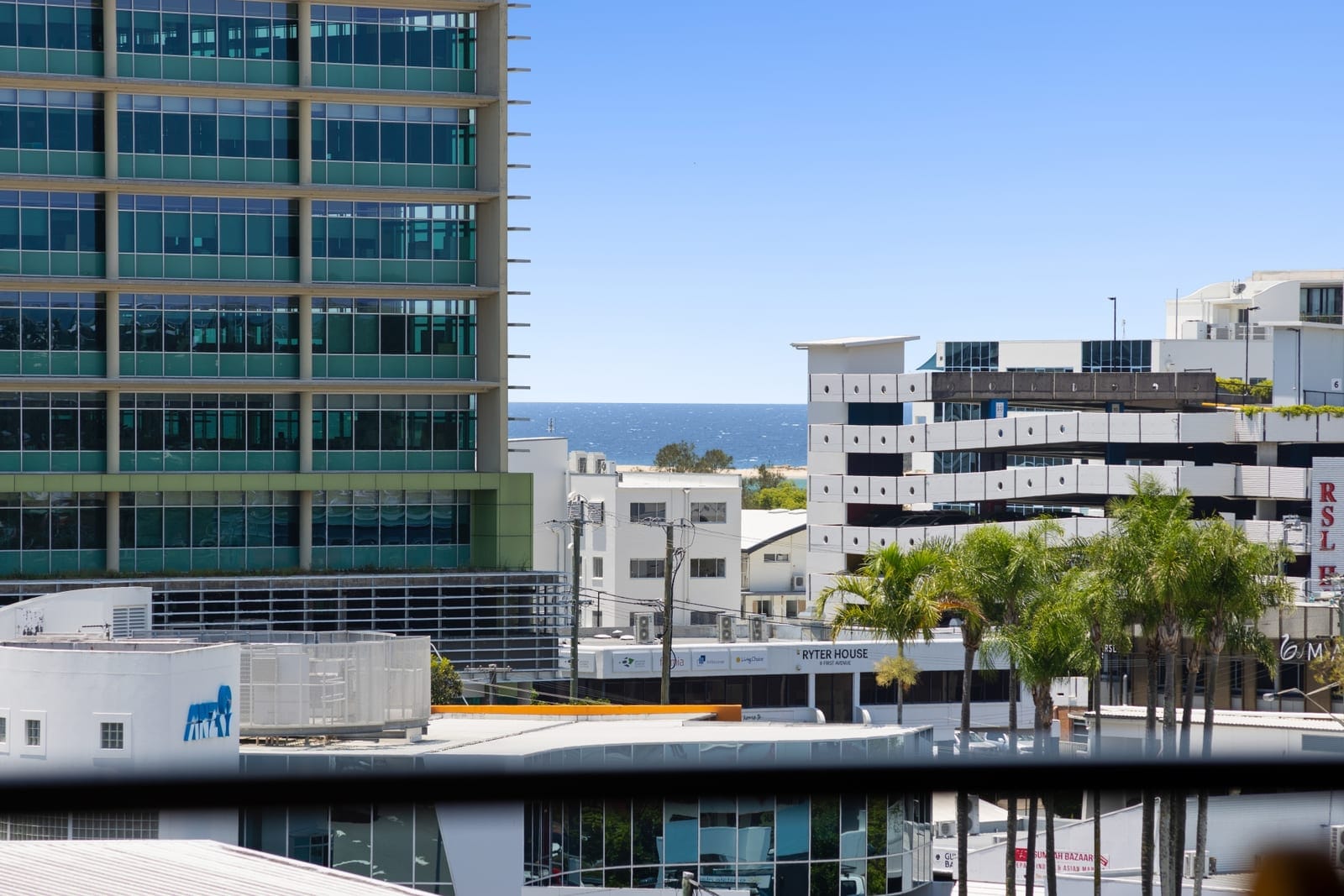 Light-Filled CBD Apartment: Ocean Views
