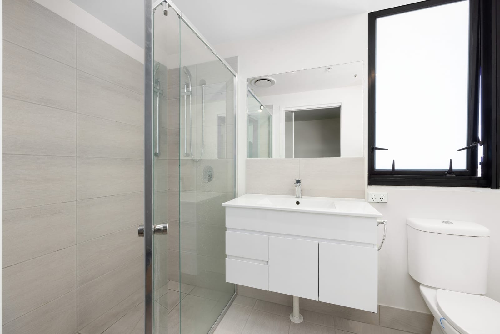 Light-Filled CBD Apartment: Ocean Views