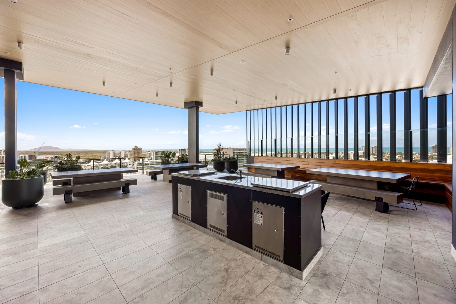 Light-Filled CBD Apartment: Ocean Views