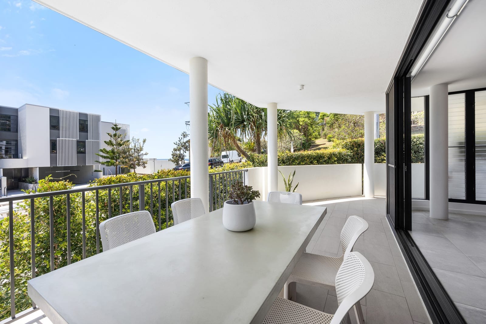 Immaculate Modern Apartment in Premium Location