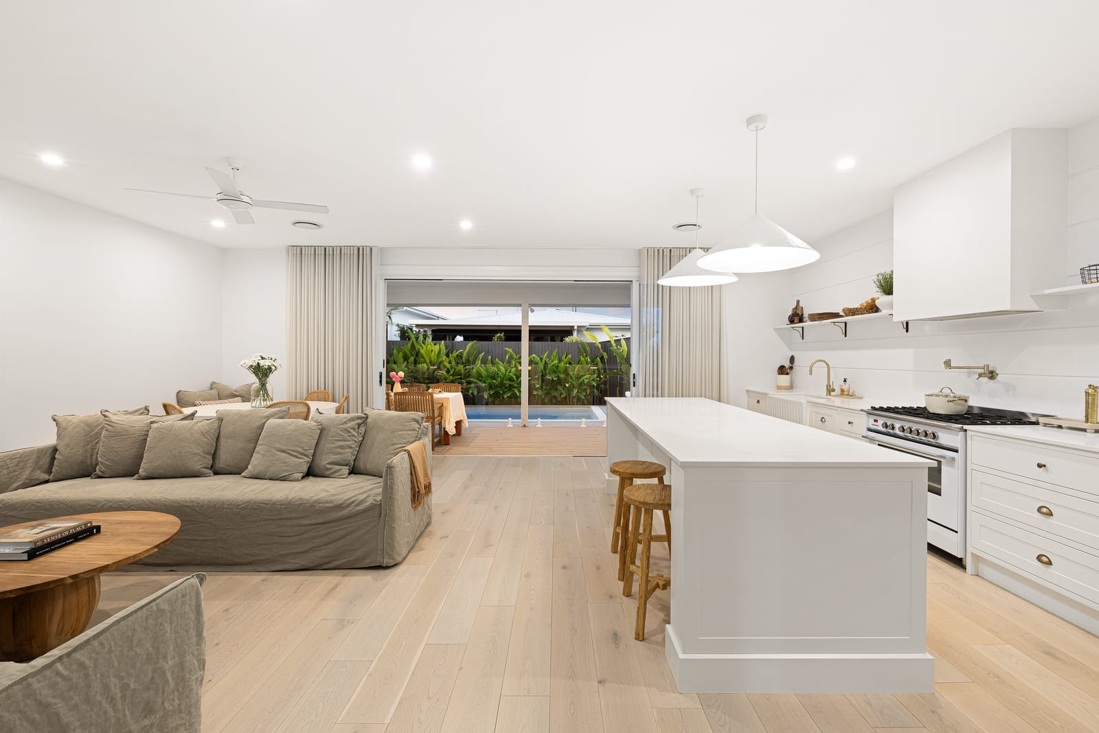 Presentation, Lifestyle, Location