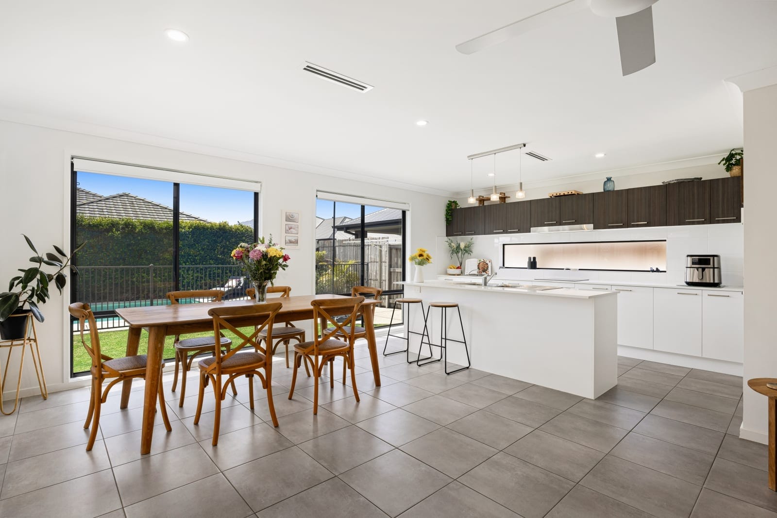 Grand Spacious Family Entertainer + Large Swimming Pool!