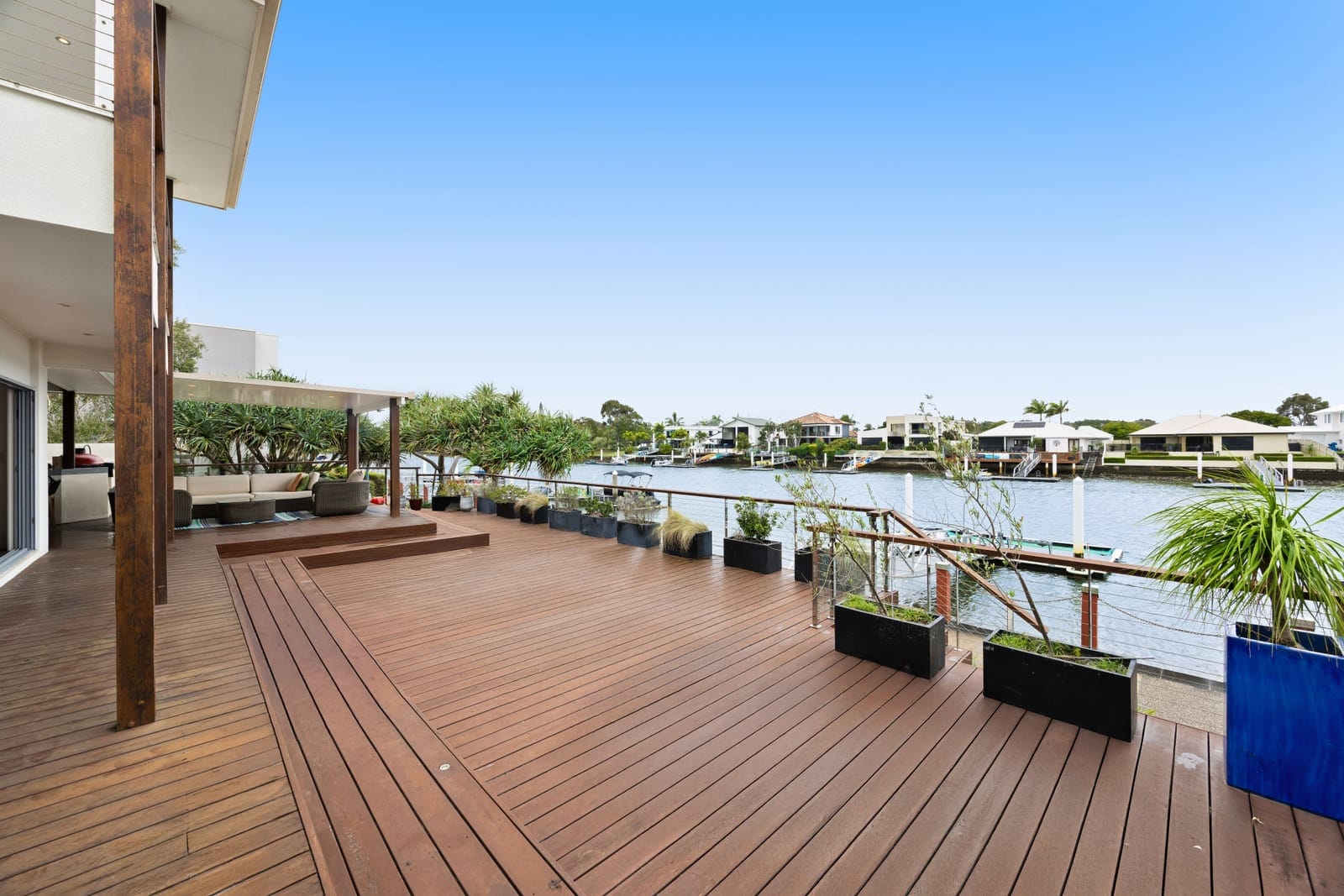 18m River Frontage: North East Waterfront Entertainer!