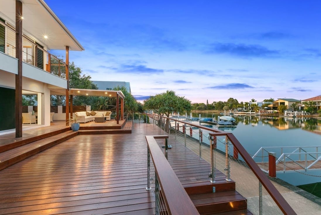 18m River Frontage: North East Waterfront Entertainer!