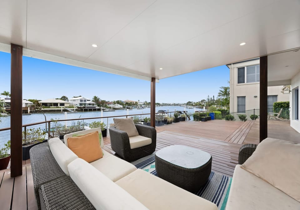 18m River Frontage: North East Waterfront Entertainer!