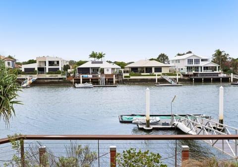 18m River Frontage: North East Waterfront Entertainer!