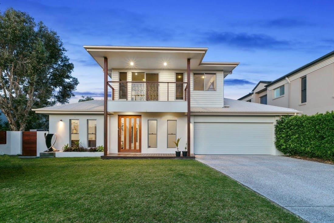 18m River Frontage: North East Waterfront Entertainer!